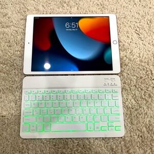 **Ipad*** 8th generation, rose gold, with bluetooth keyboard